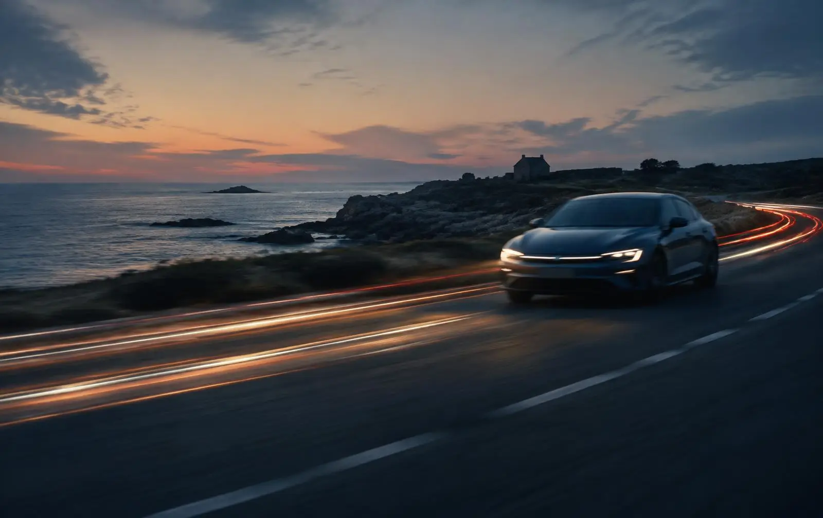 Voiture électrique sur une route côtière bretonne au crépuscule, univers Bouger EXPERIENTIEL