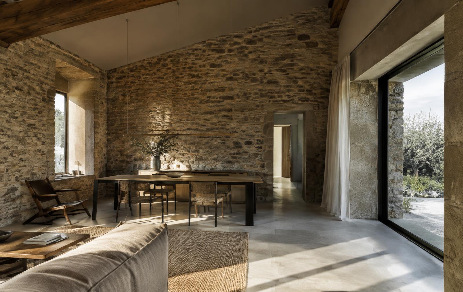 Intérieur d'une maison en pierre baigné de lumière naturelle